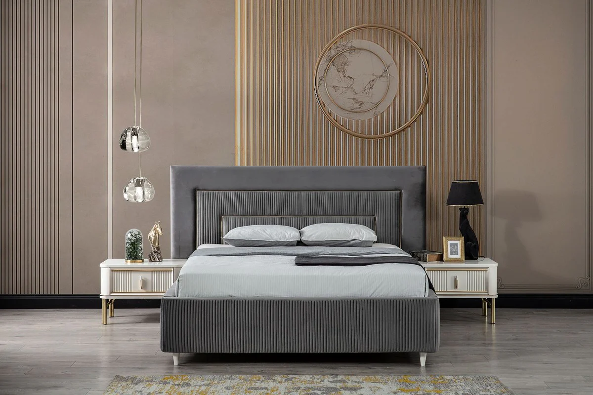 Luxus Schlafzimmer Set Grau / Weiß / Gold - 1 Doppelbett mit Kopfteil & 2 Nachttische - Schlafzimmer Möbel - Luxus Kollektion