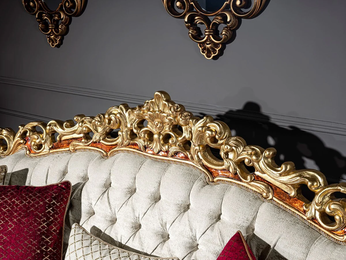 Luxus Barock Sofa Weiß / Gold / Braun / Gold - Prunkvolles Wohnzimmer Sofa mit dekorativen Kissen - Barock Möbel