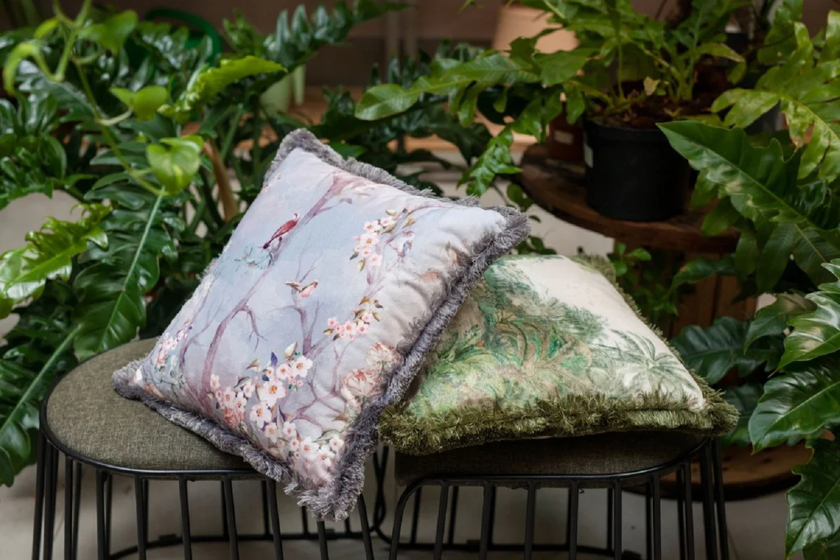 Luxus Deko Kissen Vögel im Wald Hellgrau / Mehrfarbig 45 x 45 cm - Bedrucktes Samt Kissen mit Fransen - Wohnzimmer Deko Accessoires