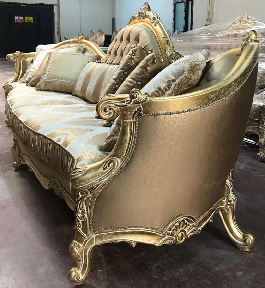 Luxus Barock Sofa Gold 300 x 90 x H. 119 cm - Prunkvolles Wohnzimmer Sofa mit elegantem Muster - Barock Möbel