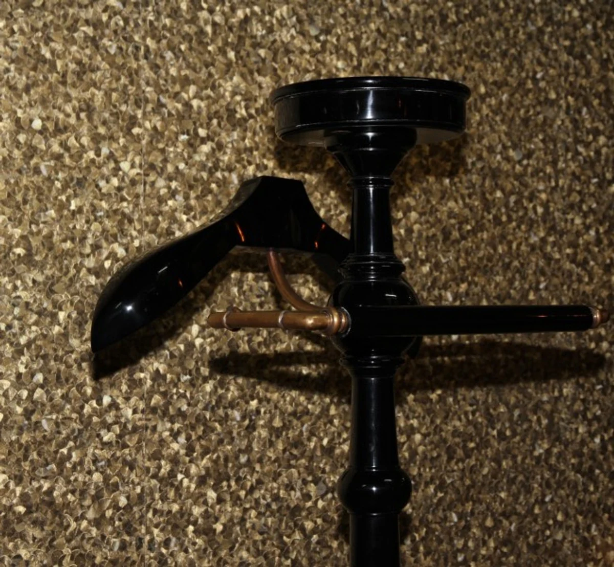 Designer Luxus Garderoben Ständer New York Banker Stil - Schwarz / Messing - Dressboy - Kleiderständer Anzugständer - Barock Empire Art Deco Jugendstil Stummer Diener Herren Diener Biedermeier