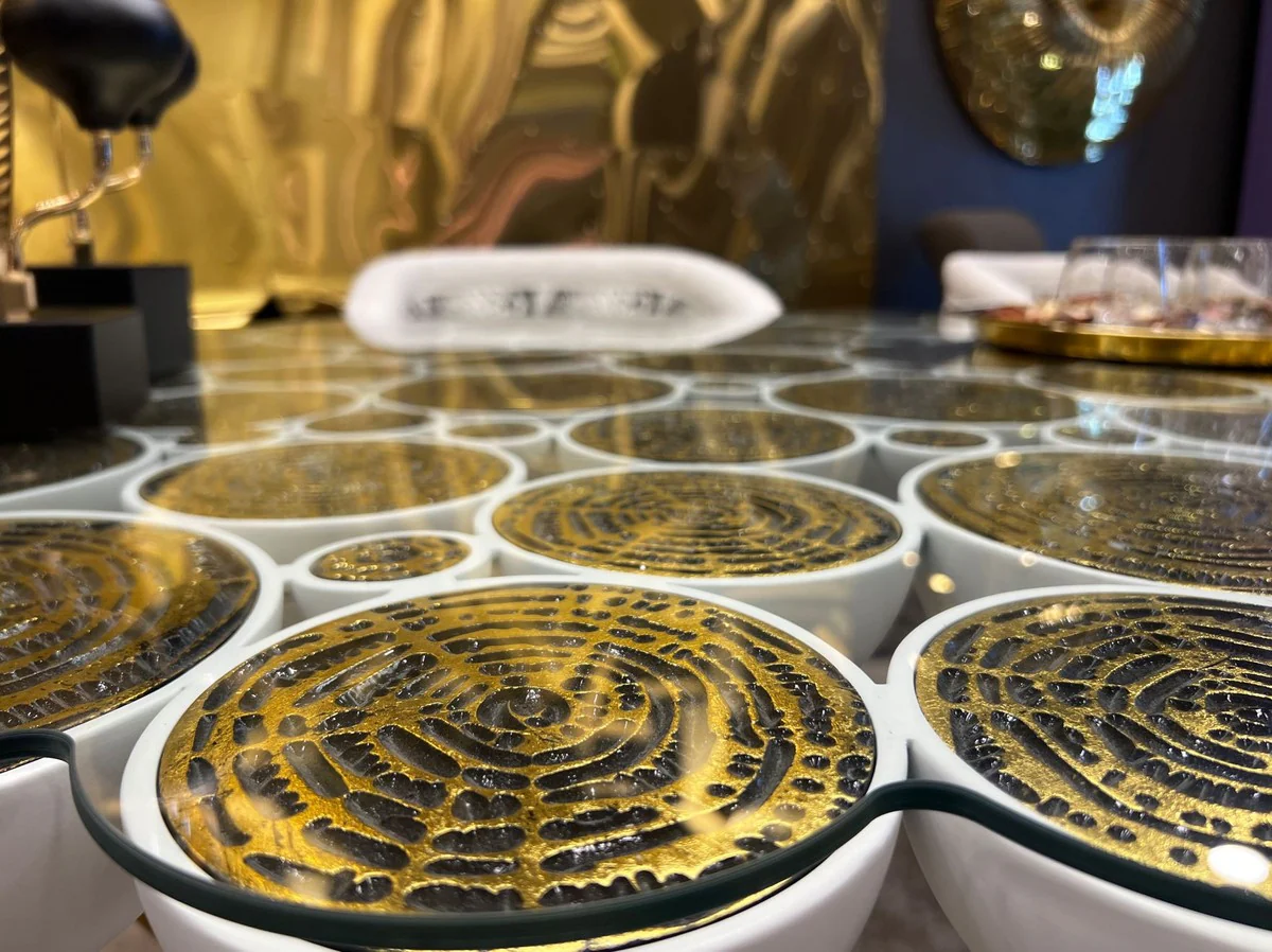 Luxus Designer Esstisch mit Glasplatte Weiß / Gold / Schwarz 230 x 120 x H. 76 cm - Esszimmer Möbel - Luxus Möbel - Designer Möbel