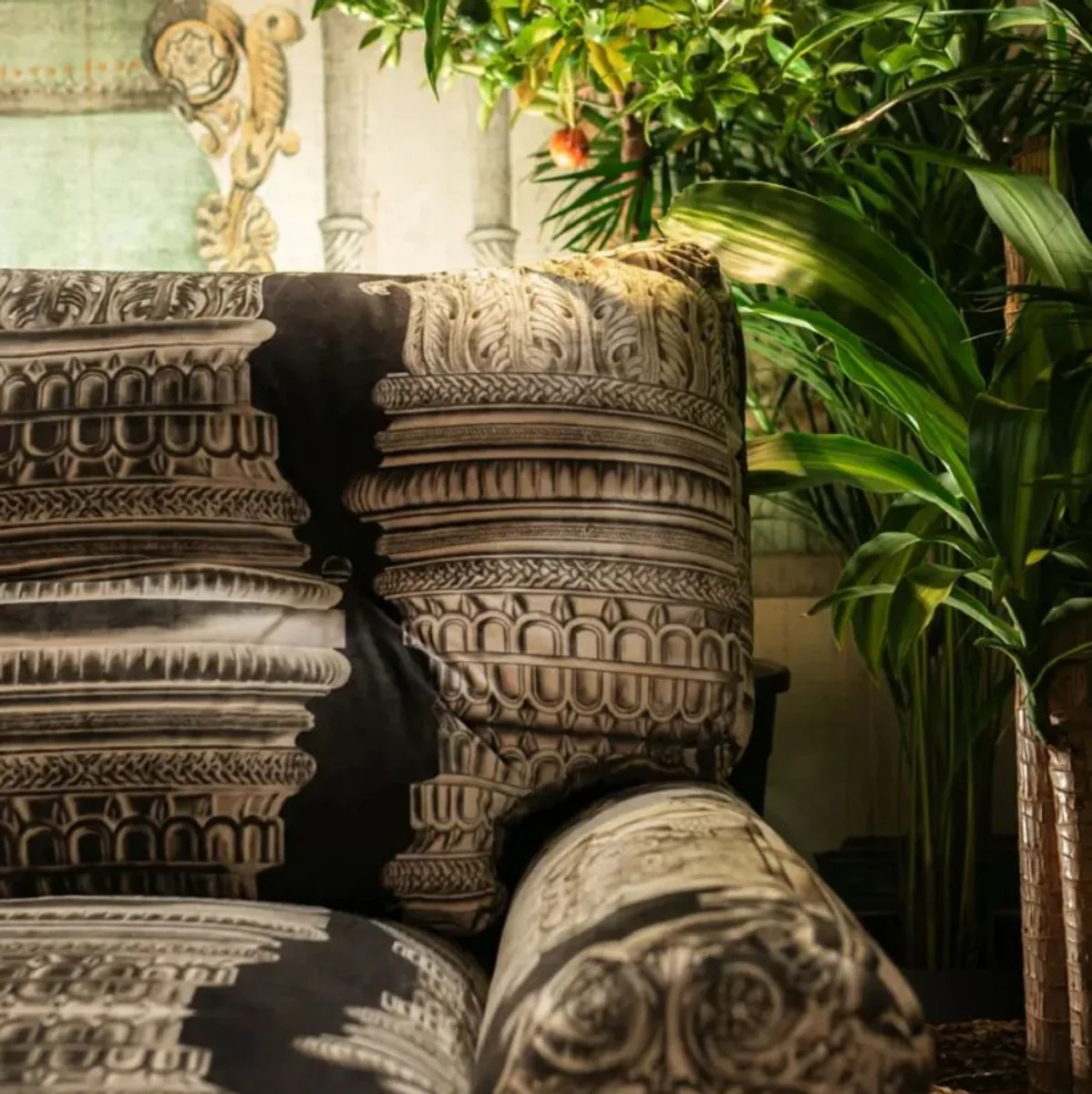 Luxus Samt Sofa Creme / Weiß / Schwarz / Messing 200 x 100 x H. 87 cm - Wohnzimmer Sofa - Hotel Sofa - Wohnzimmer Möbel - Hotel Möbel - Luxus Möbel - Wohnzimmer Einrichtung