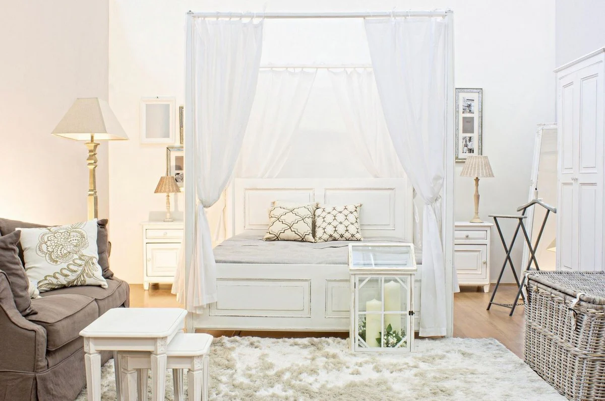 Landhausstil Doppelbett Antik Weiß 175 x 209 x H. 210 cm - Massivholz Bett mit Baumwoll Vorhängen - Schlafzimmer Möbel im Landhausstil - Landhausstil Möbel