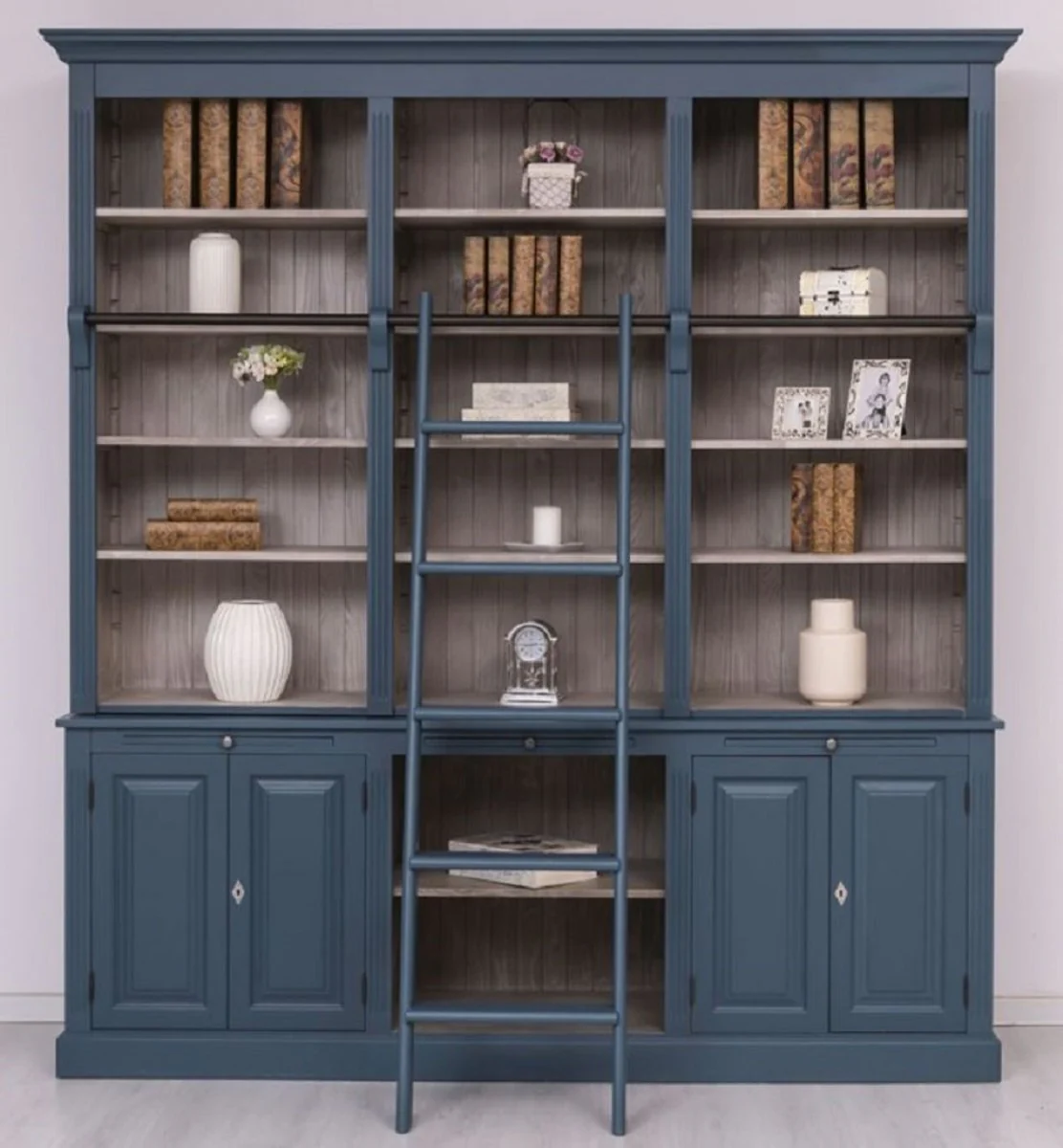 Landhausstil Bücherschrank mit Leiter Blau / Grau 229 x 51 x H. 244 cm - Massivholz Schrank - Wohnzimmerschrank - Regalschrank - Büroschrank - Landhausstil Möbel