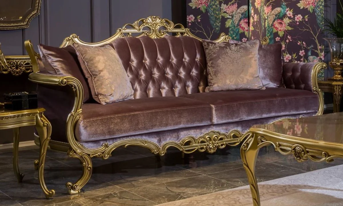 Luxus Barock Samt Sofa Fliederfarben / Gold 226 x 84 x H. 109 cm - Prunkvolles Wohnzimmer Sofa mit dekorativen Kissen - Wohnzimmer Möbel im Barockstil