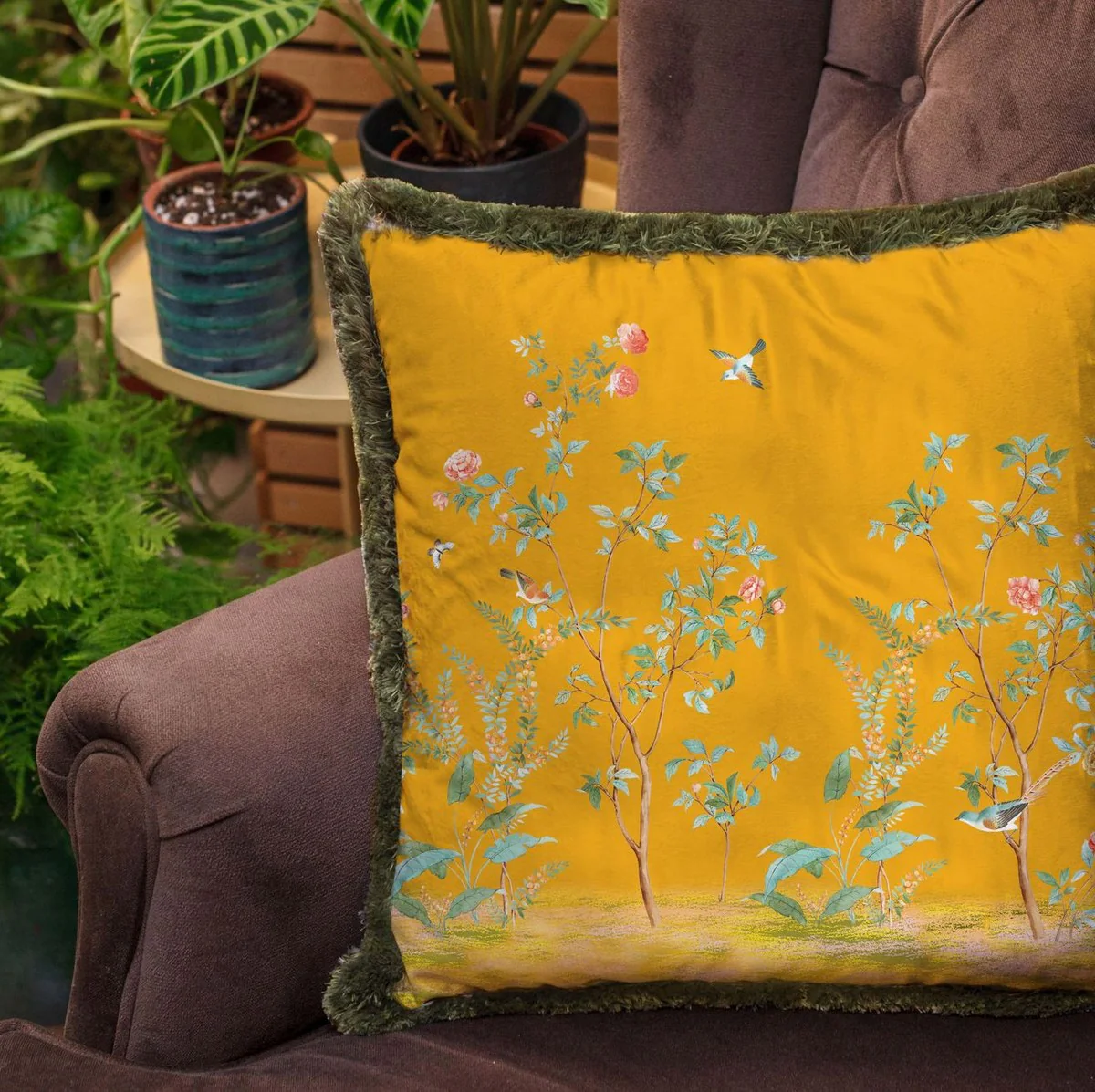 Luxus Deko Kissen Sträucher mit Blumen & Vögel Gelb / Mehrfarbig / Grün 45 x 45 cm - Bedrucktes Samt Kissen mit Fransen - Luxus Deko Accessoires