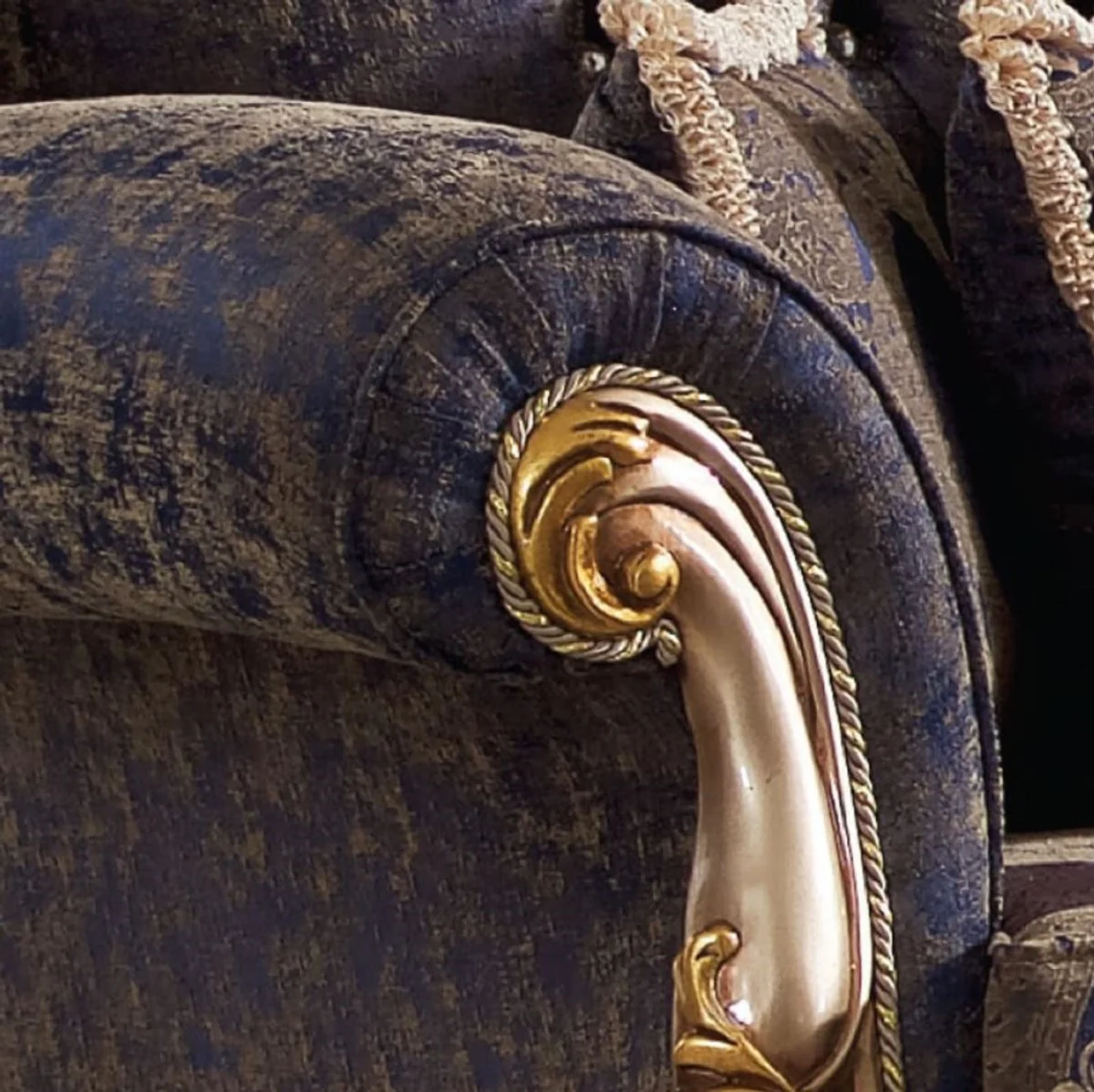 Luxus Barock Sofa Blau / Silber / Gold 230 x 85 x H. 120 cm - Prunkvolles Wohnzimmer Sofa mit elegantem Muster - Möbel im Barockstil