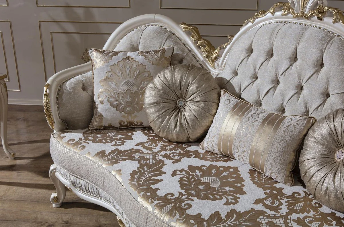 Luxus Barock Sofa Grau / Weiß / Gold 220 x 80 x H. 124 cm - Prunkvolles Wohnzimmer Sofa mit dekorativen Kissen - Barock Möbel