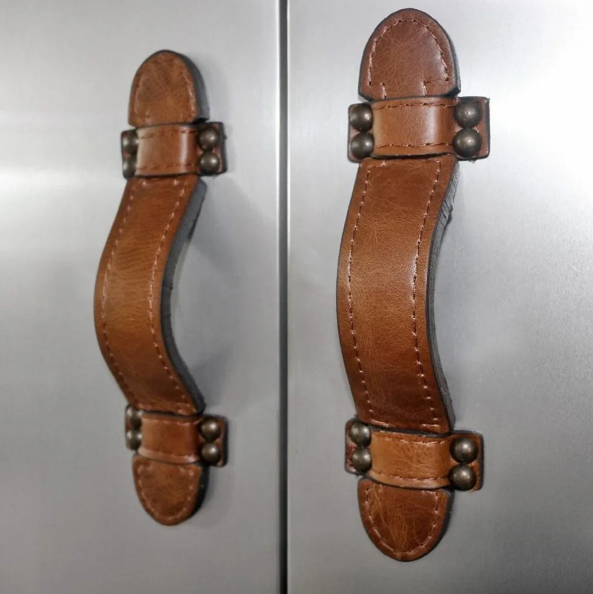 Luxus Weinschrank Silber / Braun 63 x 52 x H. 130 cm - Aluminium Kofferschrank mit Echtleder - Barschrank im Koffer Design - Luxus Bar Möbel