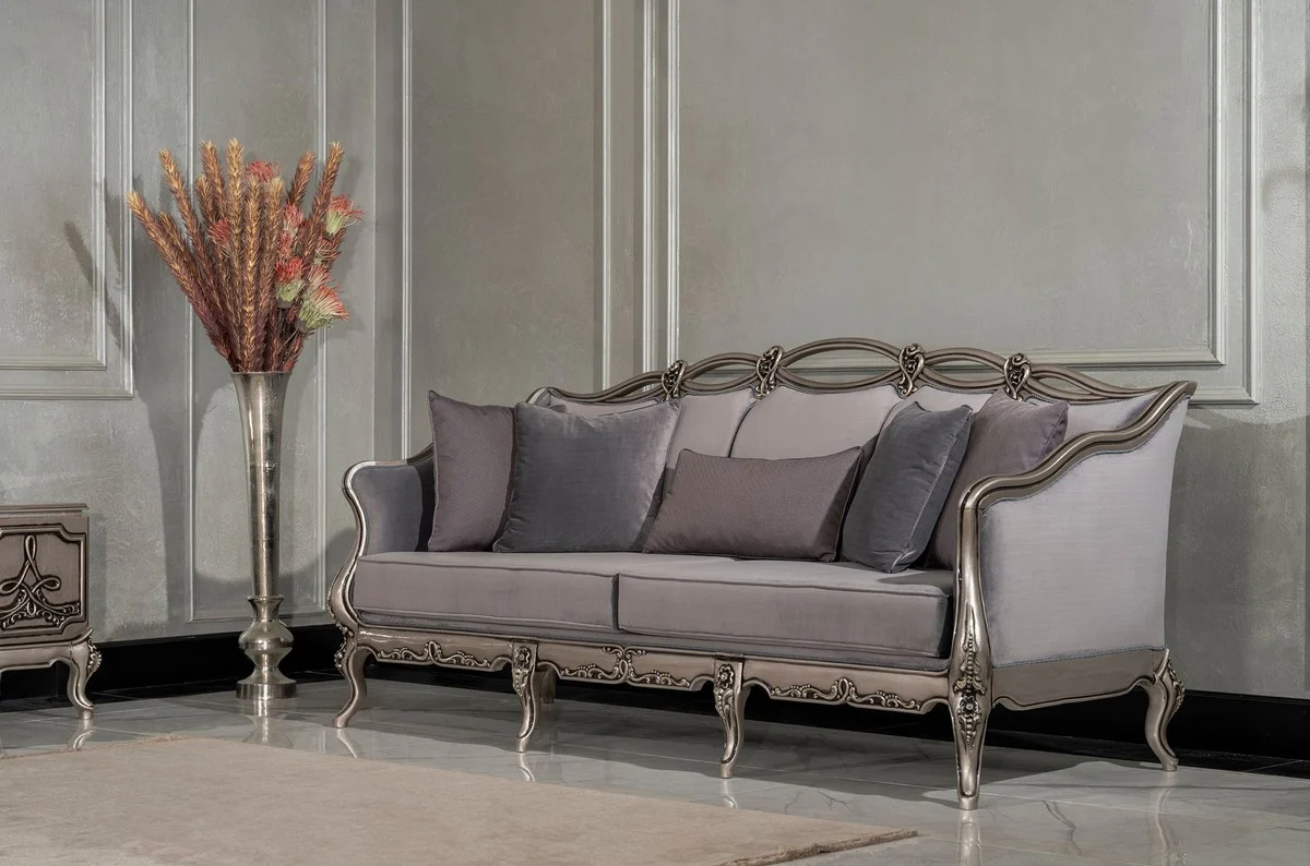 Luxus Barock Wohnzimmer Sofa Grau / Silber - Handgefertigtes Barockstil Sofa mit dekorativen Kissen - Luxus Wohnzimmer Möbel im Barockstil - Barock Möbel - Edel & Prunkvoll