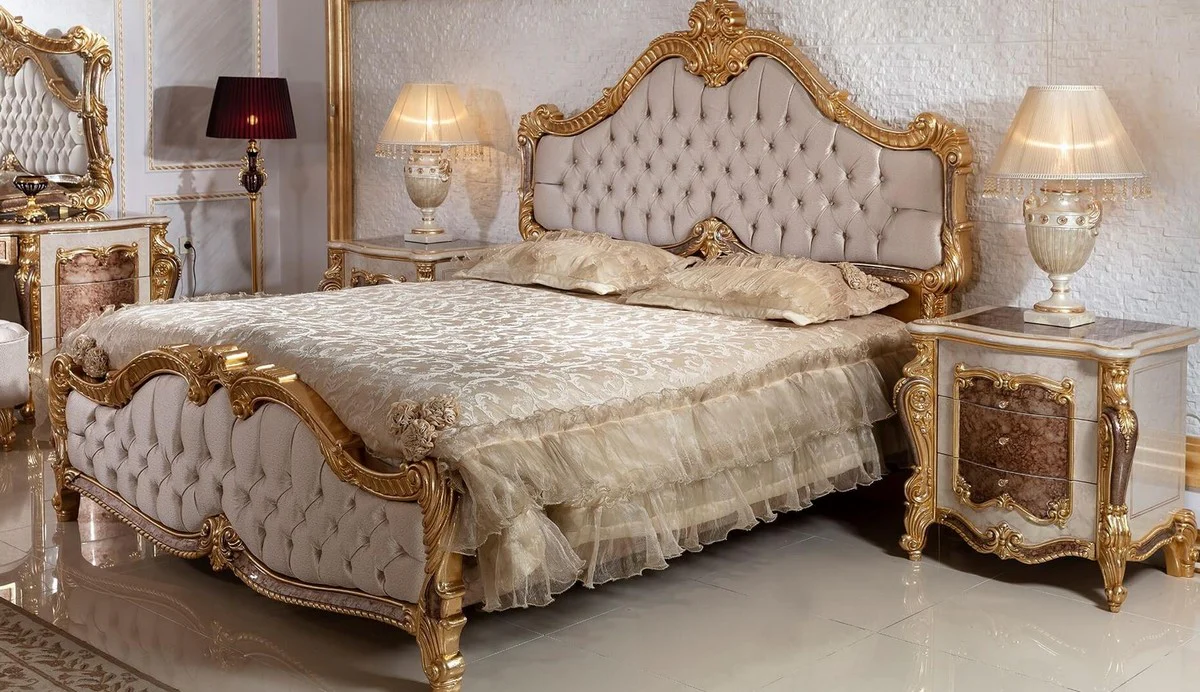 Luxus Barock Nachtkommode mit 3 Schubladen Weiß / Braun / Gold