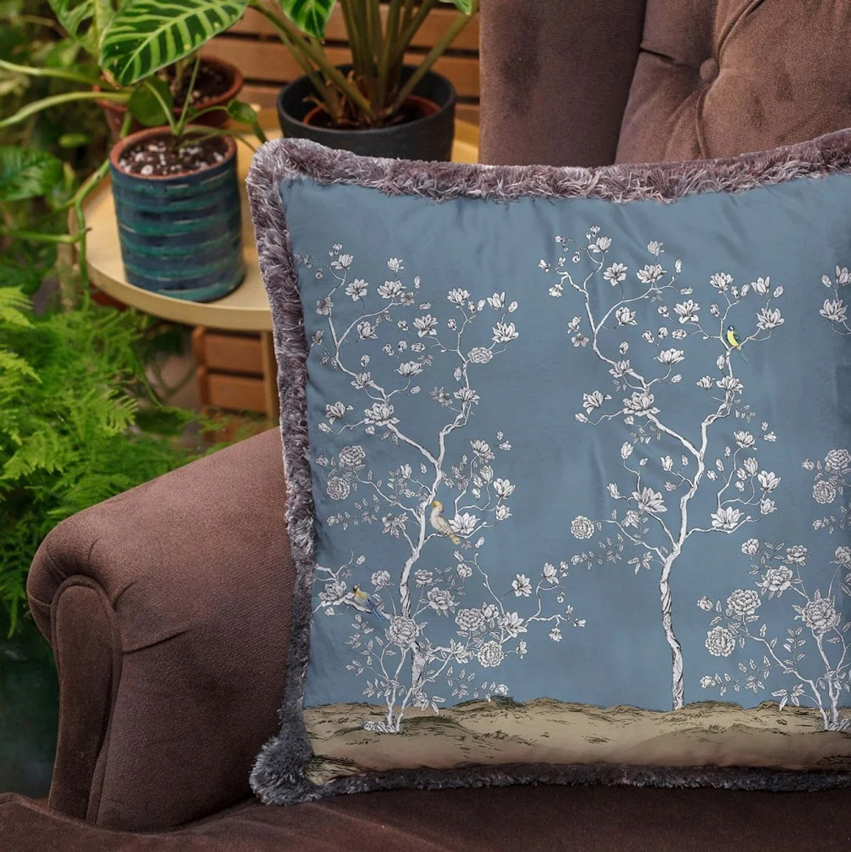 Luxus Deko Kissen Sträucher mit Blumen & Vögel Blau / Mehrfarbig / Grau 45 x 45 cm - Bedrucktes Samt Kissen mit Fransen - Luxus Deko Accessoires