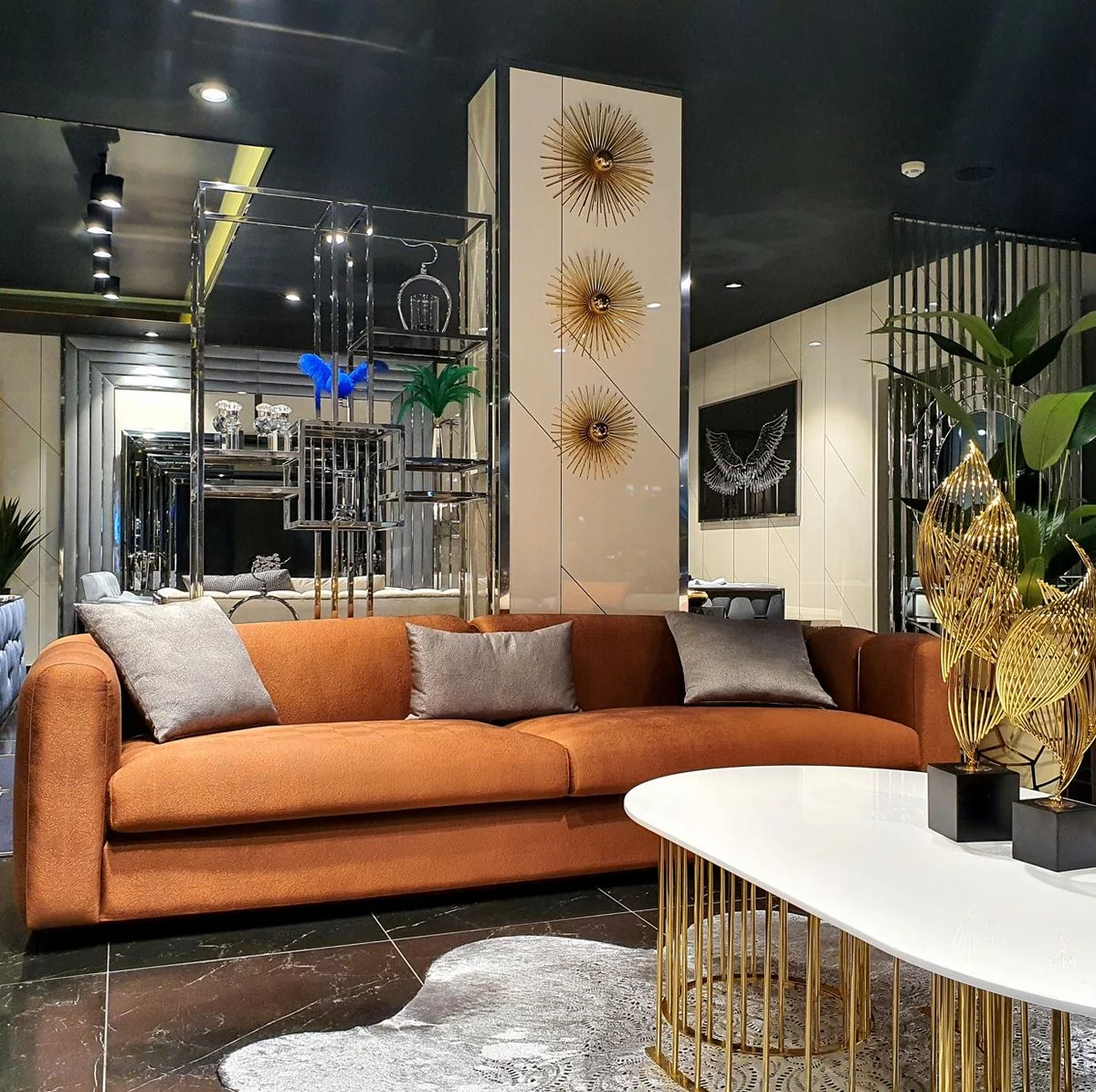 Luxus Sofa Orange / Gold 240 x 95 x H. 85 cm - Wohnzimmer Sofa - Hotel Sofa - Luxus Möbel