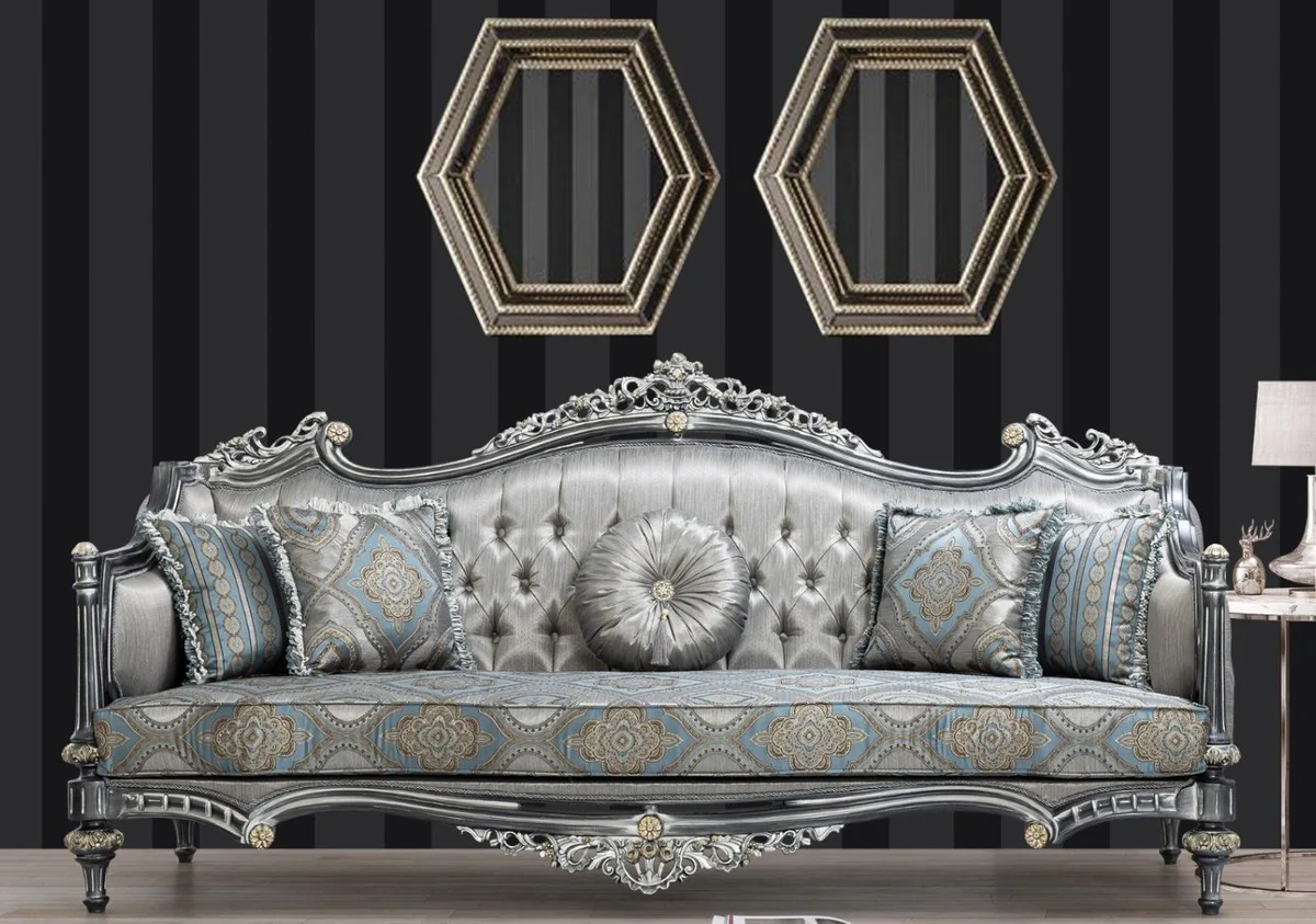 Luxus Barock Sofa Silber / Türkis / Gold 248 x 96 x H. 118 cm - Prunkvolles Massivholz Wohnzimmer Sofa mit elegantem Muster und dekorativen Kissen - Barock Wohnzimmer Möbel