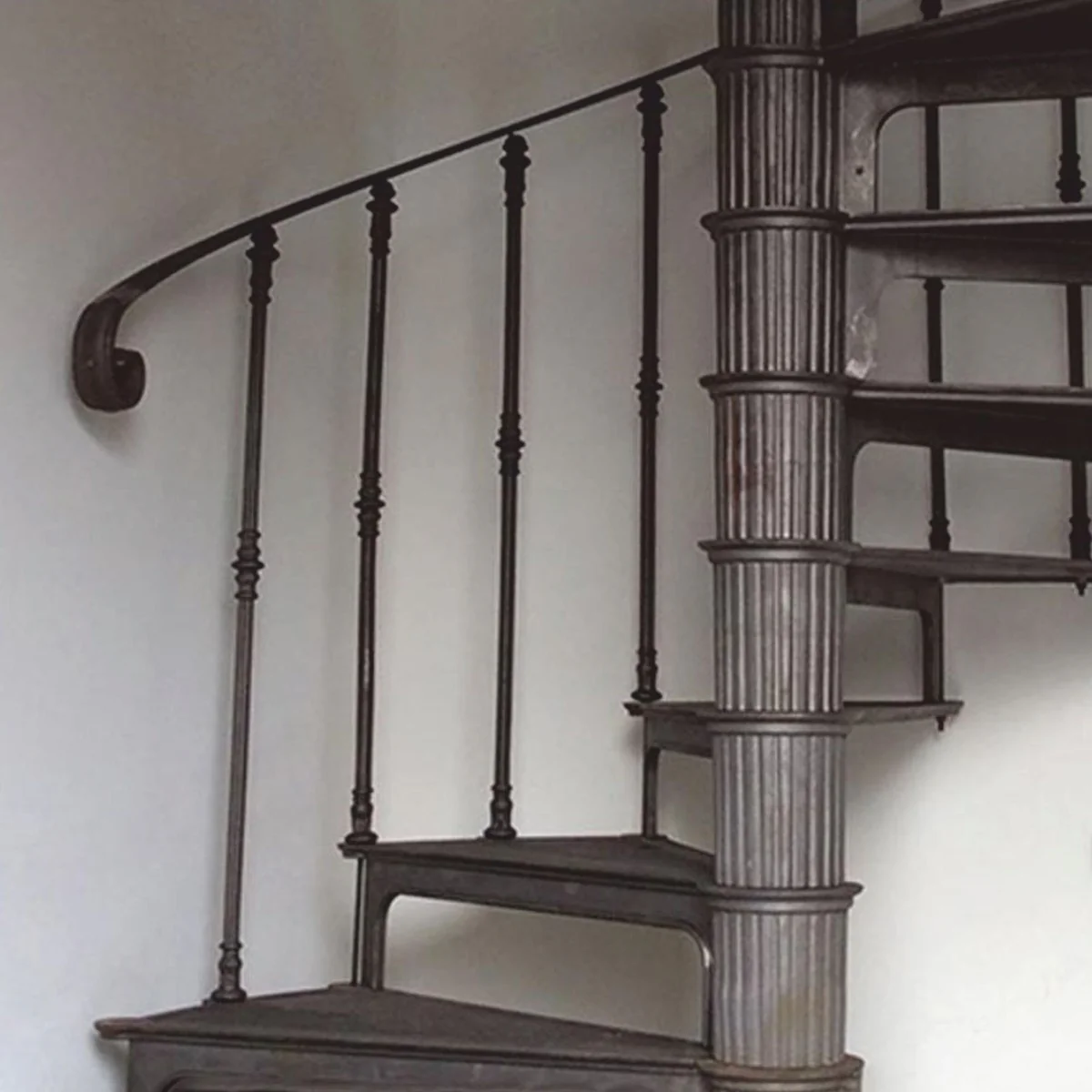 Gusseisen Wendeltreppe mit Geländer linke Seite Grau H. 289 cm - Rustikale Spiraltreppe