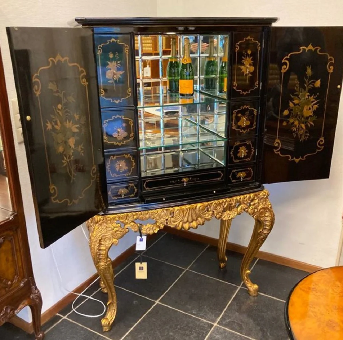 Luxus Barock Barschrank Schwarz / Mehrfarbig / Gold - Prunkvoller Massivholz Schrank mit LED Beleuchtung - Barock Wohnzimmer Möbel - Barock Bar Möbel - Barock Hotel Möbel