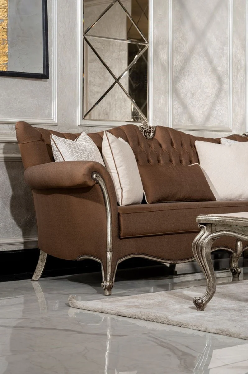 Luxus Barock Wohnzimmer Sofa Braun / Antik Silber - Handgefertigtes Barockstil Sofa mit dekorativen Kissen - Luxus Wohnzimmer Möbel im Barockstil - Barock Möbel - Edel & Prunkvoll