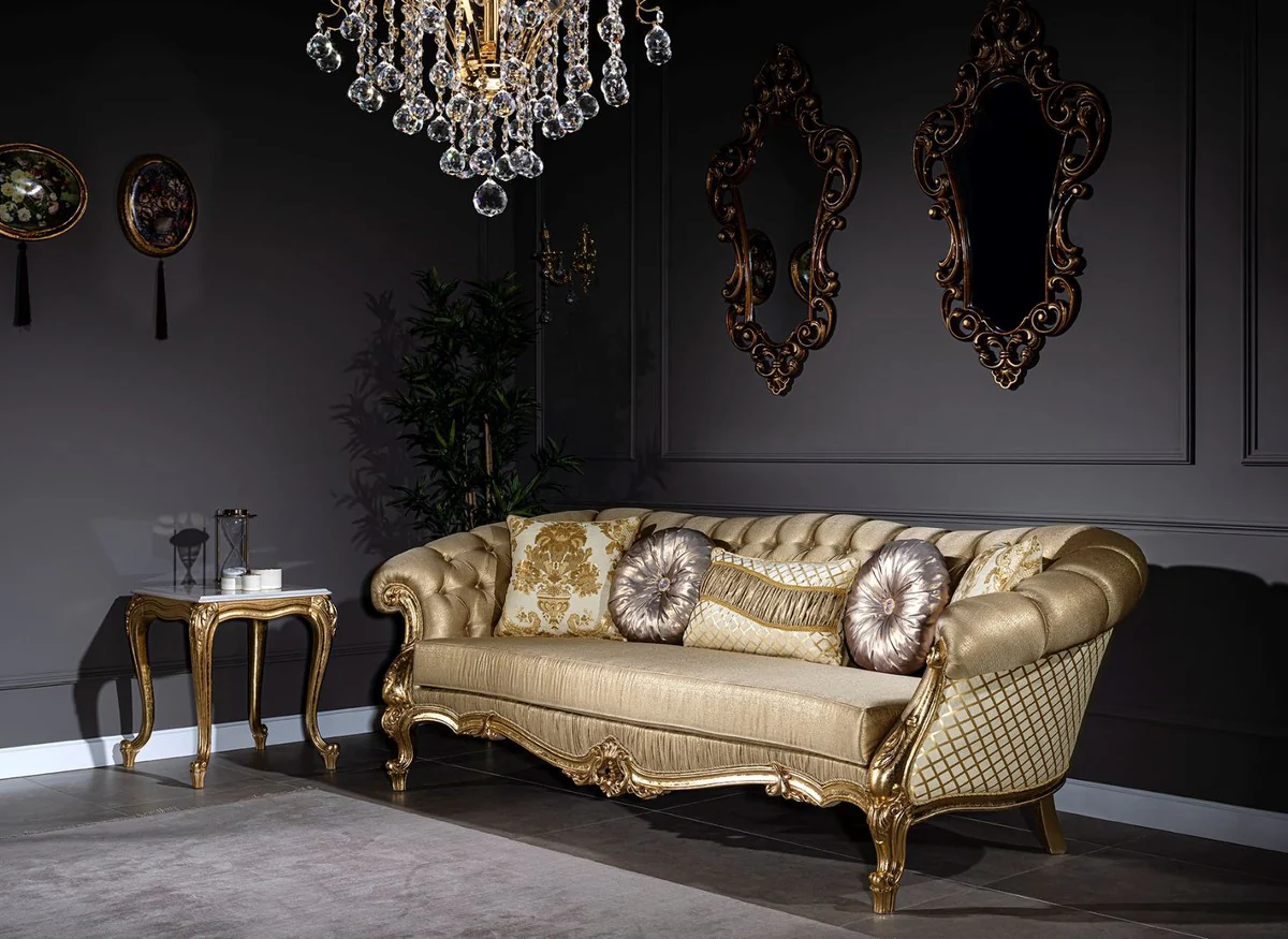 Luxus Barock Sofa Gold / Weiß 268 x 110 x H. 87 cm - Prunkvolles Wohnzimmer Sofa mit dekorativen Kissen - Wohnzimmer Möbel im Barockstil