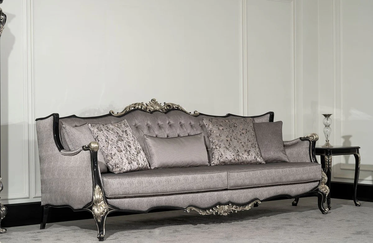 Luxus Barock Wohnzimmer Sofa Silber / Schwarz / Silber - Prunkvolles Barockstil Sofa mit dekorativen Kissen - Luxus Wohnzimmer Möbel im Barockstil - Barock Möbel