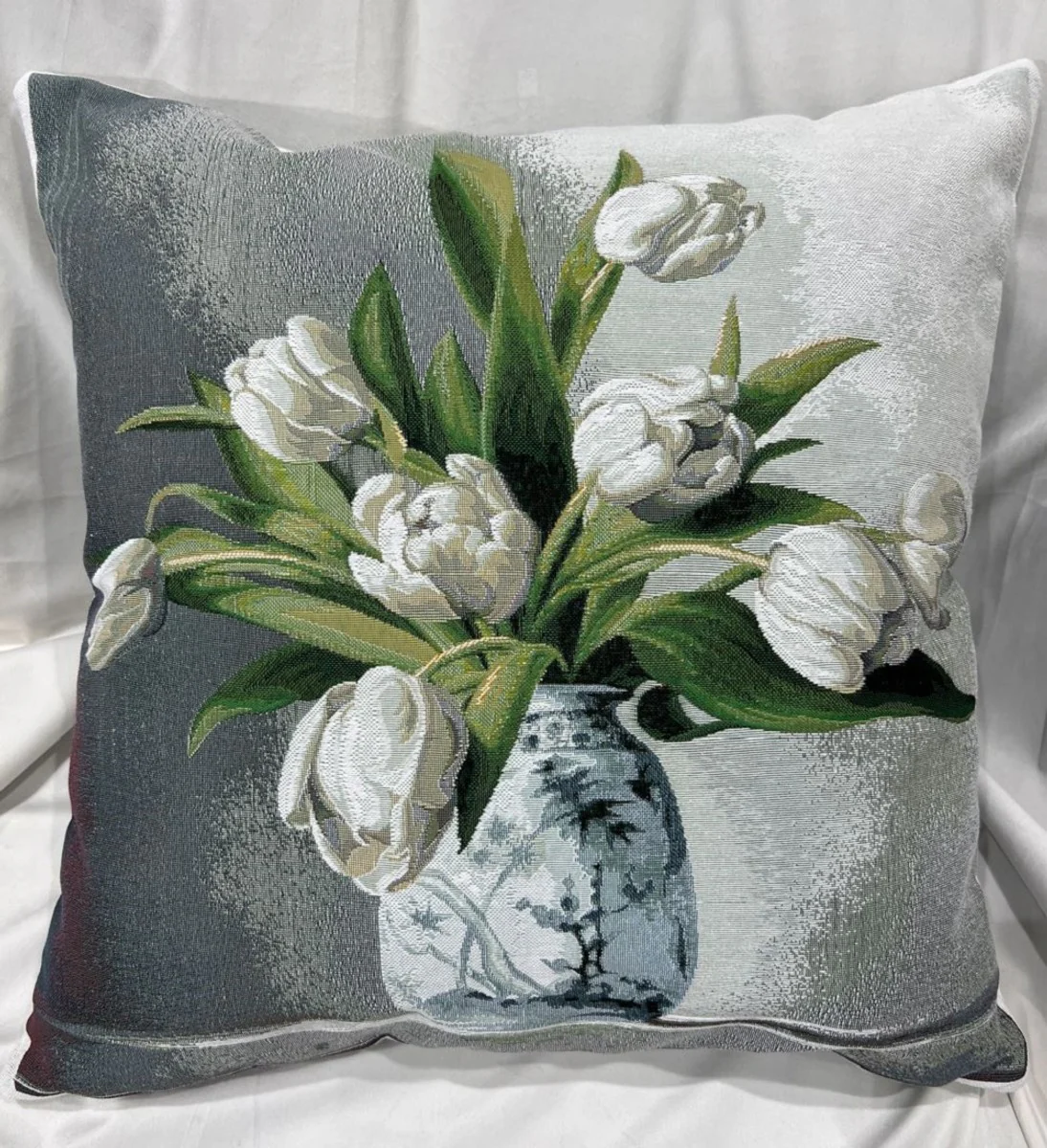 Luxus Deko Kissen Blumen mit Vase Grau / Weiß / Mehrfarbig 45 x 45 cm - Bedrucktes Zierkissen mit edlem Gobelin Stoff - Luxus Deko Accessoires