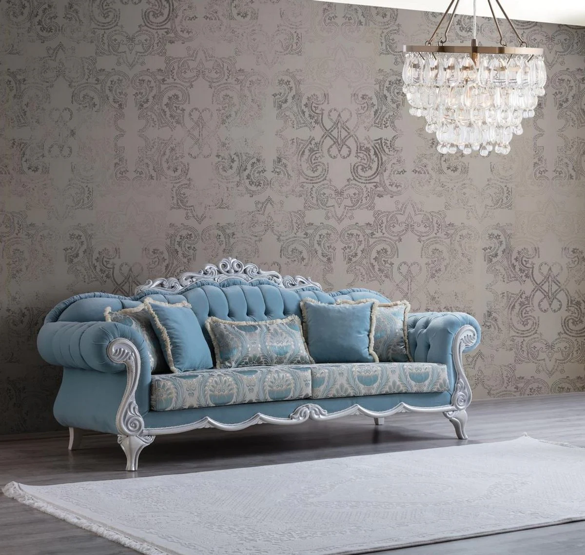Luxus Barock Wohnzimmer Sofa mit dekorativen Kissen Hellblau / Grau 237 x 90 x H. 105 cm - Barock Möbel - Edel & Prunkvoll