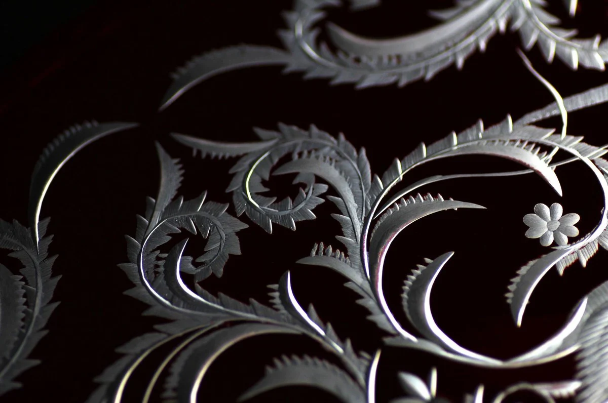 Luxus Kuchenteller Rot / Silber Ø 32 x H. 12 cm - Handgefertigte und handgravierte Glas Kuchenplatte - Hotel & Restaurant Accessoires - Luxus Qualität