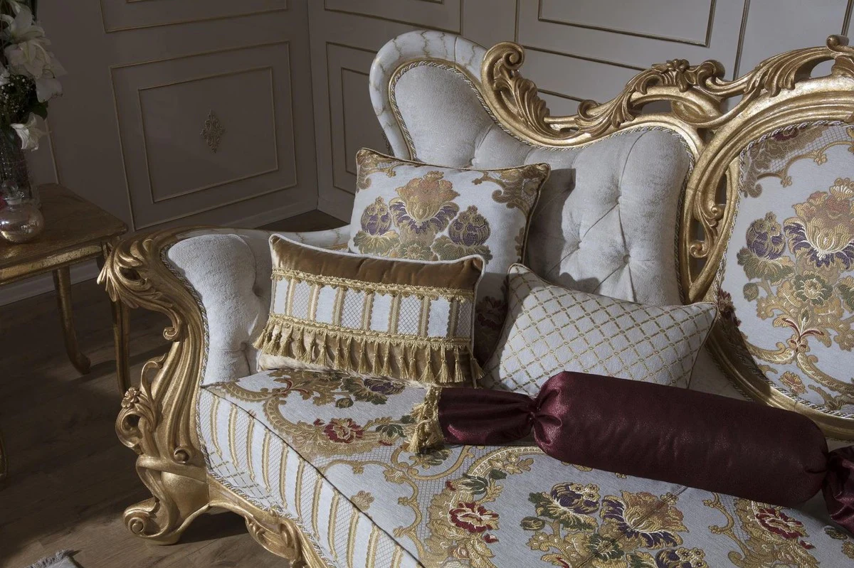 Luxus Barock Sofa Weiß / Gold 248 x 108 x H. 122 cm - Wohnzimmer Sofa mit elegantem Muster und dekorativen Kissen - Prunkvolle Barock Möbel