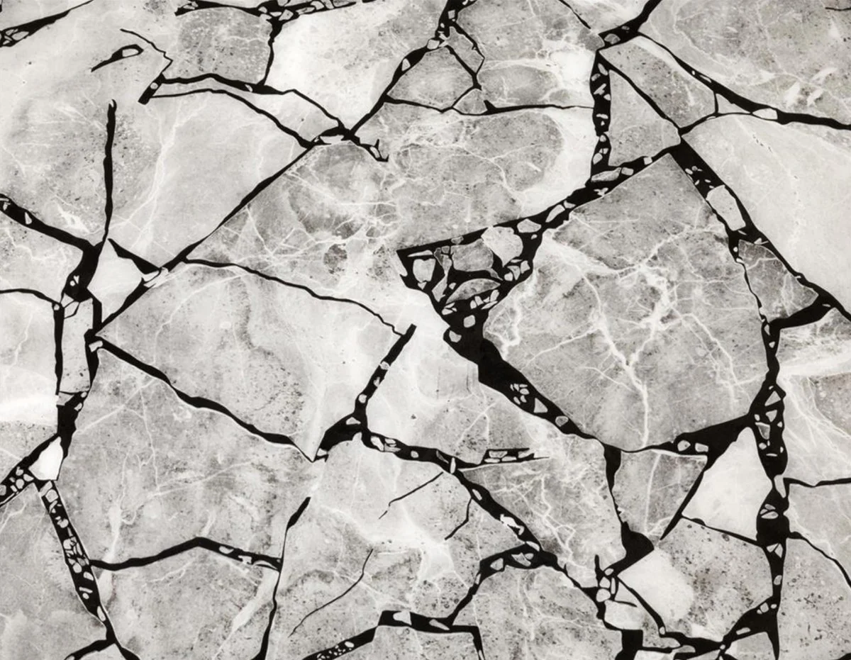 Luxus Edelstahl Beistelltisch mit Kunstmarmorplatte Messingfarben / Hochglanzschwarz / Grau 65 x 65 x H. 50 cm - Designer Wohnzimmermöbel