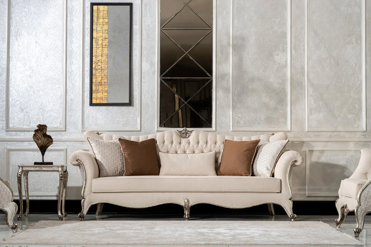Luxus Barock Wohnzimmer Sofa Creme / Silber / Antik Silber - Handgefertigtes Barockstil Sofa mit dekorativen Kissen - Luxus Wohnzimmer Möbel im Barockstil - Barock Möbel