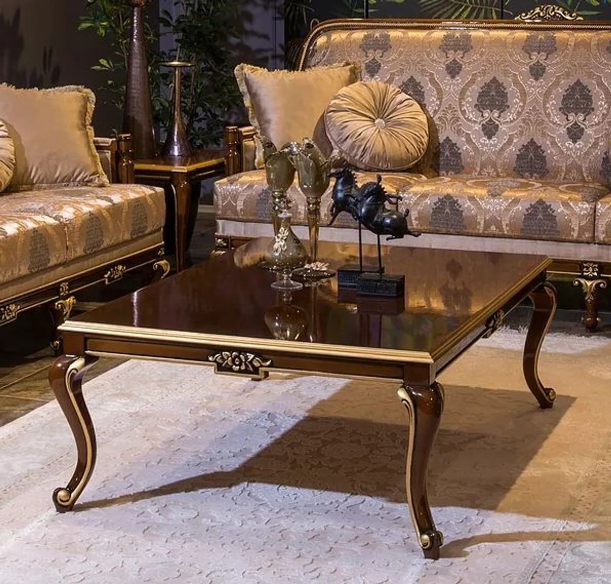 Luxus Barock Couchtisch Braun / Gold 129 x 94 x H. 46 cm - Eleganter Massivholz Wohnzimmertisch - Barock Wohnzimmer Möbel