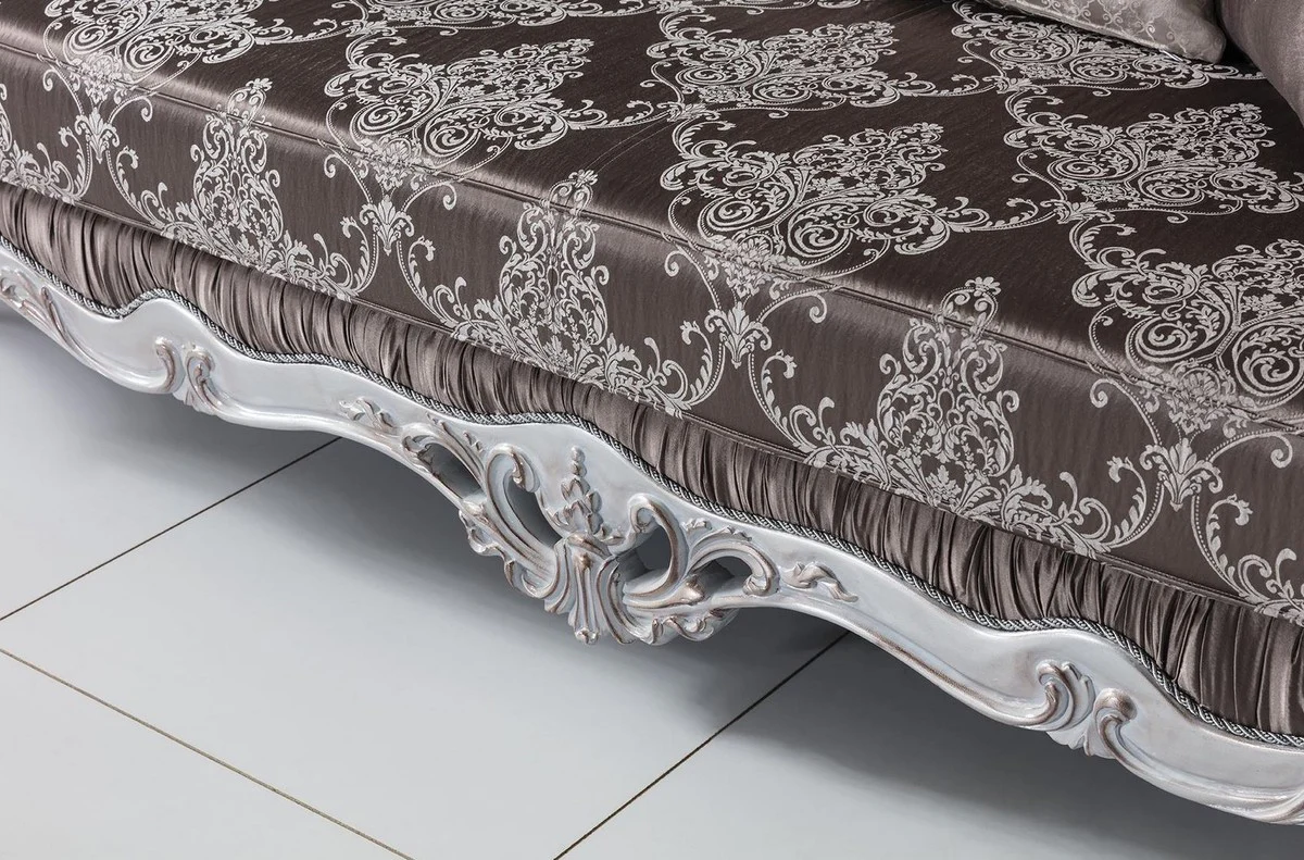 Luxus Barock Sofa Bronzefarben / Silber 262 x 90 x H. 113 cm - Prunkvolles Wohnzimmer Sofa mit dekorativen Kissen - Barock Möbel