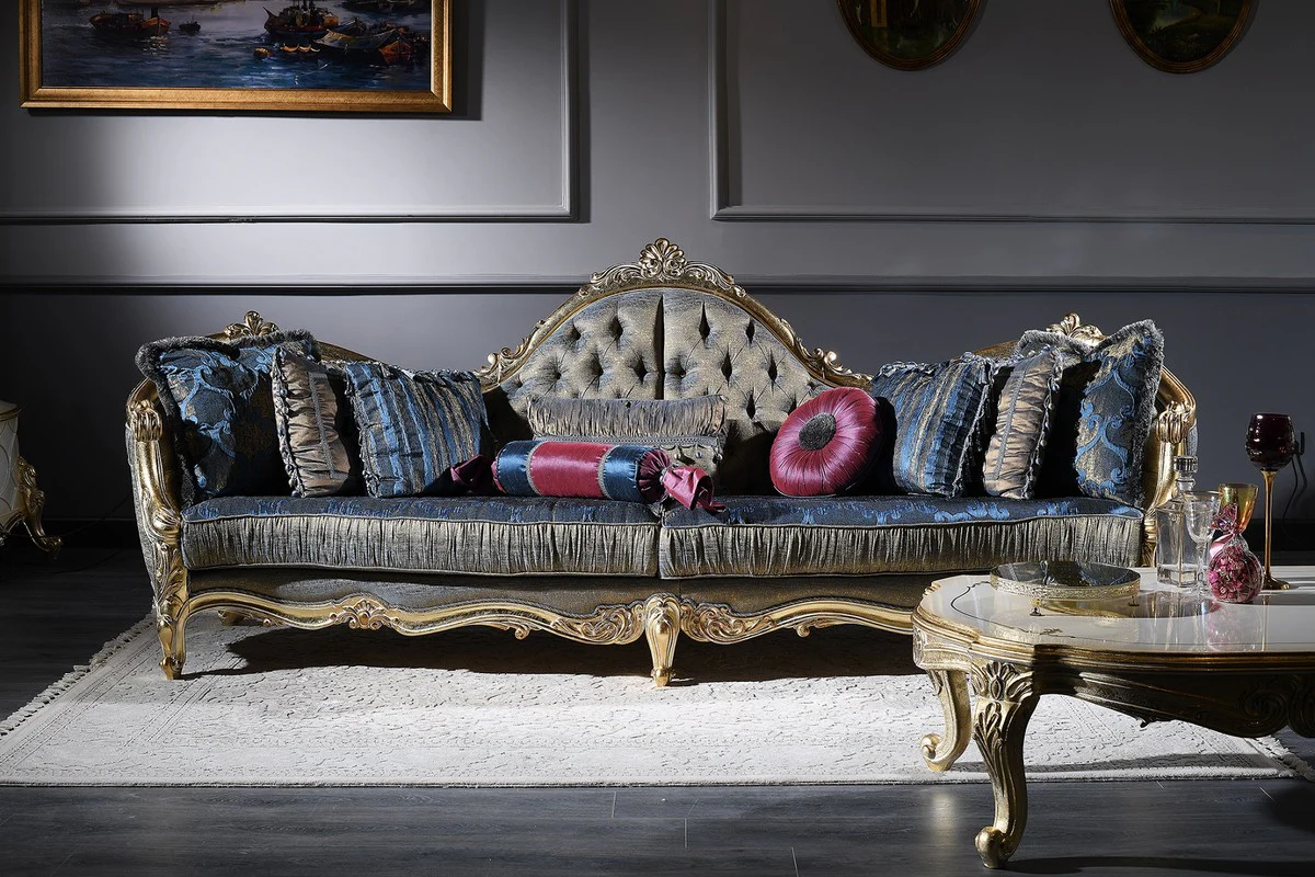 Luxus Barock Chesterfield Sofa Dunkelblau / Antik Gold 300 x 90 x H. 119 cm - Prunkvolles Barock Wohnzimmer Sofa - Barockmöbel