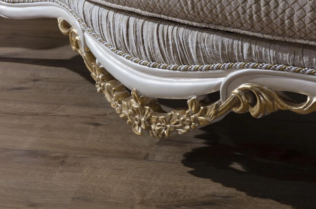 Luxus Barock Sofa Grau / Weiß / Gold 220 x 80 x H. 124 cm - Prunkvolles Wohnzimmer Sofa mit dekorativen Kissen - Barock Möbel
