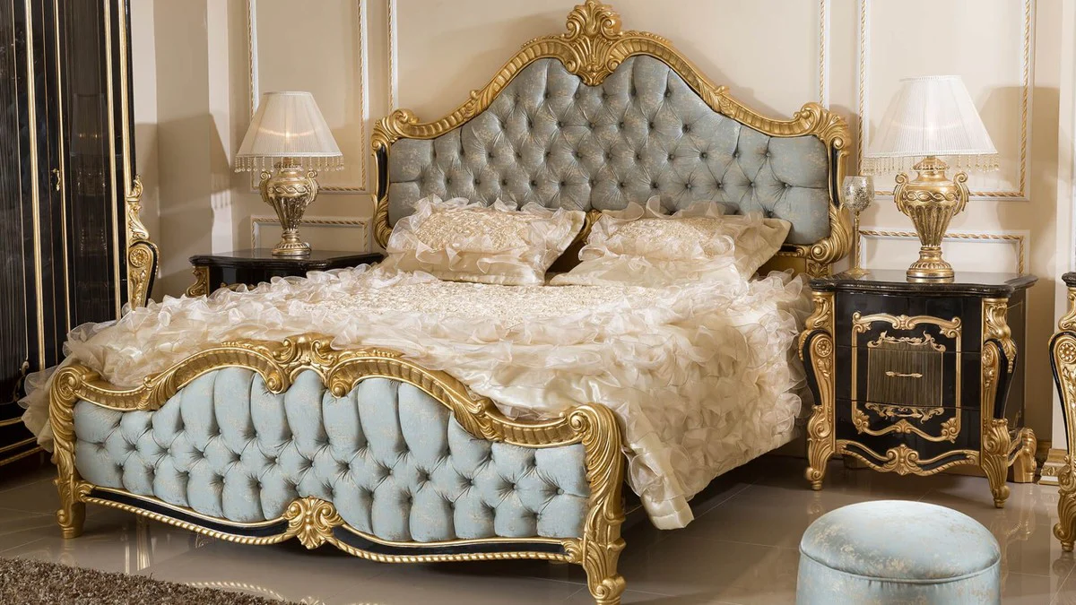 Luxus Barock Schlafzimmer Set Hellblau / Schwarz / Gold - 1 Doppelbett mit Kopfteil & 2 Nachtkommoden - Schlafzimmer Möbel im Barockstil - Edel & Prunkvoll