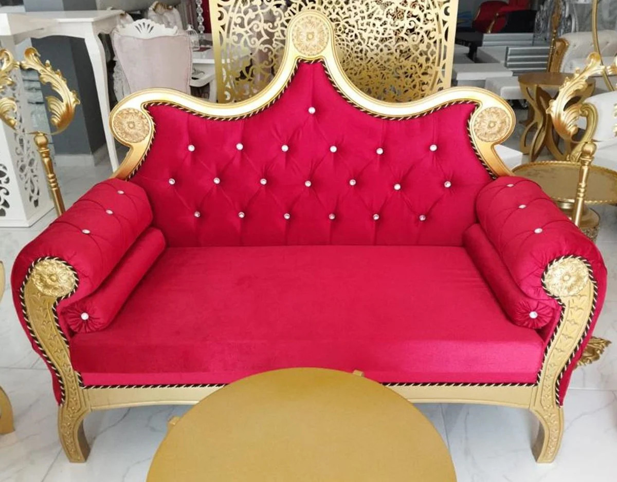 Luxus Barock Sofa Rot / Gold - Handgefertigtes Massivholz Wohnzimmer Sofa mit edlem Samtstoff und Glitzersteinen - Barock Möbel - Edel & Prunkvoll