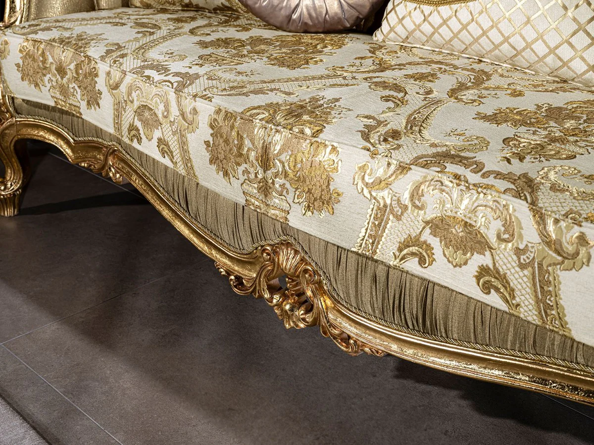 Luxus Barock Sofa Gold / Weiß 256 x 87 x H. 120 cm - Prunkvolles Wohnzimmer Sofa mit dekorativen Kissen - Wohnzimmer Möbel im Barockstil