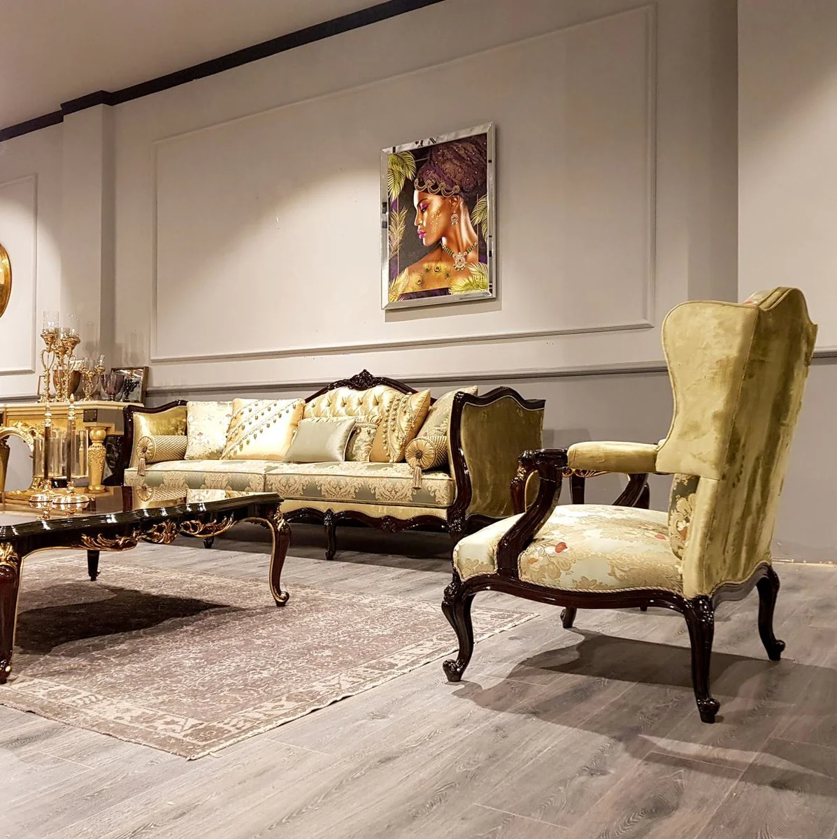 Luxus Barock Sofa Gold / Silber / Schwarz - Prunkvolles Wohnzimmer Sofa mit elegantem Muster - Barock Möbel