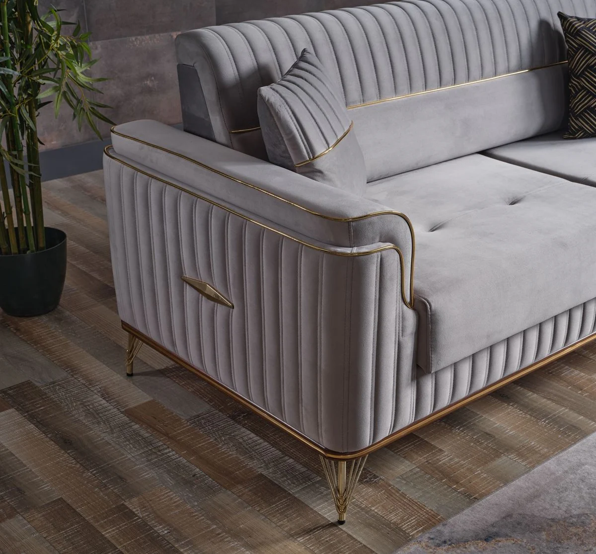 Luxus Schlafsofa Hellgrau / Braun / Gold 228 x 94 x H. 88 cm - Wohnzimmer Sofa mit 3 Kissen - Luxus Wohnzimmer Möbel