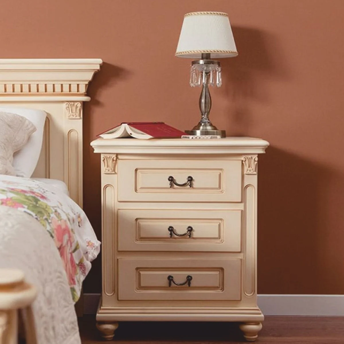 Luxus Barock Nachtkommode mit 3 Schubladen Creme H. 70 cm - Barock Möbel