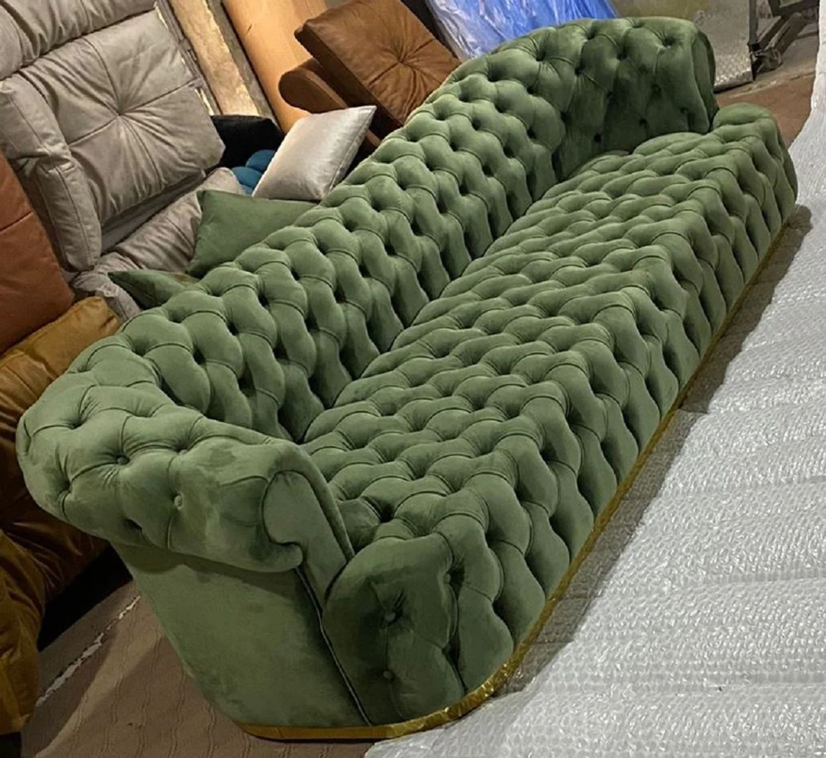 Luxus Chesterfield Sofa Grün / Gold 270 x 85 x H. 85 cm - Wohnzimmer Sofa - Hotel Sofa - Wohnzimmer Möbel - Chesterfield Möbel - Luxus Möbel - Luxus Einrichtung