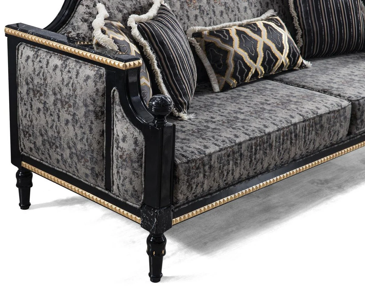 Luxus Barock Sofa Grau / Schwarz / Gold 237 x 90 x H. 105 cm - Wohnzimmer Sofa mit dekorativen Kissen - Edle Barock Möbel