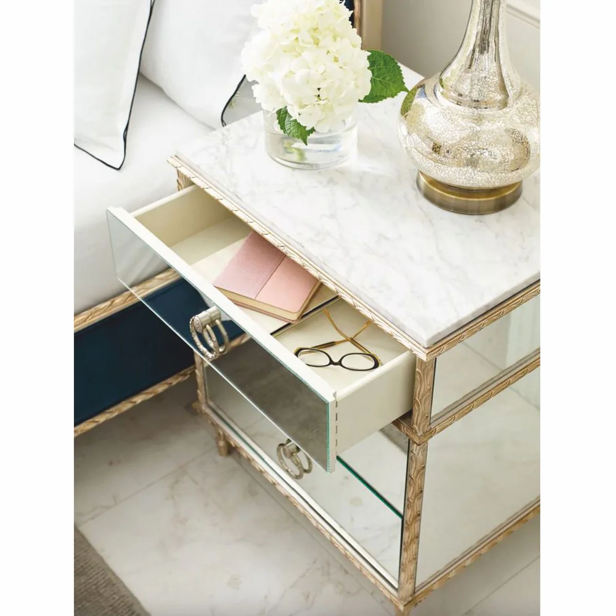 Luxus Barock Nachtkommode Weiß / Gold H. 71 cm - Verspiegelte Barock Möbel