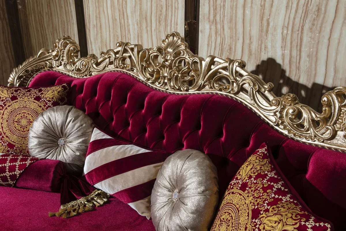 Luxus Barock Sofa Bordeauxrot / Gold 244 x 95 x H. 123 cm - Prunkvolles Wohnzimmer Sofa mit dekorativen Kissen - Barock Wohnzimmer Möbel