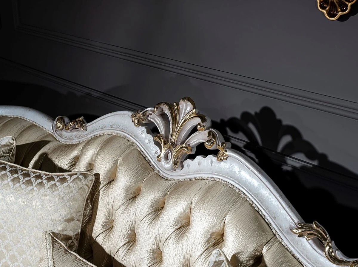 Luxus Barock Sofa Gold / Antik Weiß / Gold 250 x 90 x H. 112 cm - Wohnzimmer Sofa mit elegantem Muster und dekorativen Kissen - Barock Wohnzimmer Möbel