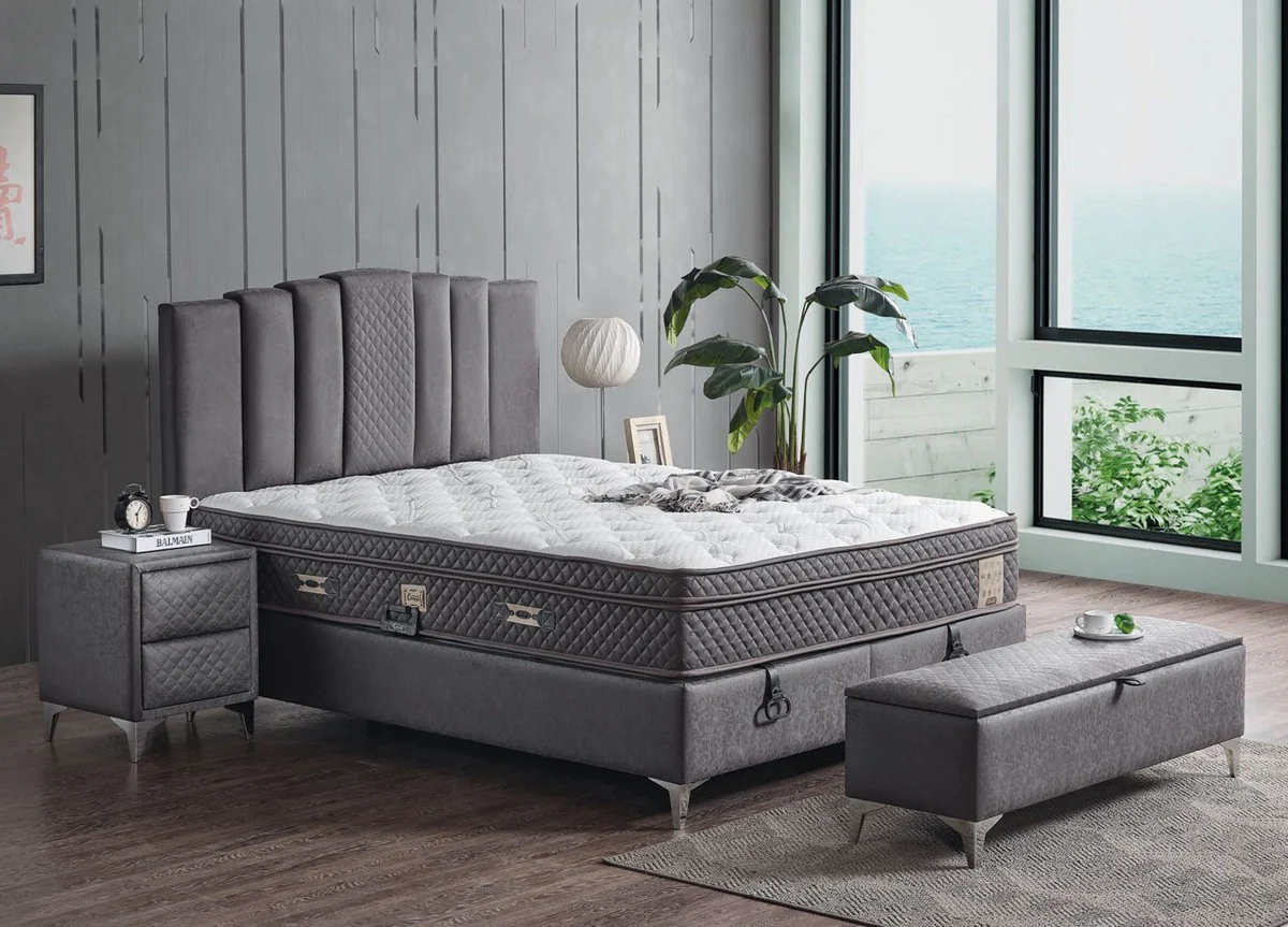 Luxus Doppelbett Grau / Weiß / Silber 180 x 200 cm - Massivholz Bett mit Kopfteil und Matratze - Schlafzimmer Möbel - Hotel Möbel - Luxus Möbel - Luxus Einrichtung