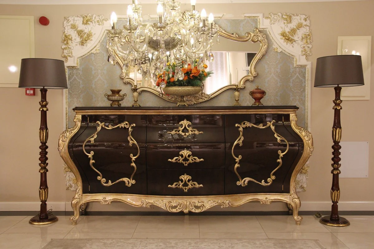 Luxus Barock Kommode Dunkelbraun / Gold 243 x 60 x H. 115 cm - Prunkvoller Massivholz Schrank mit 2 Türen und 3 Schubladen - Edle Barock Möbel