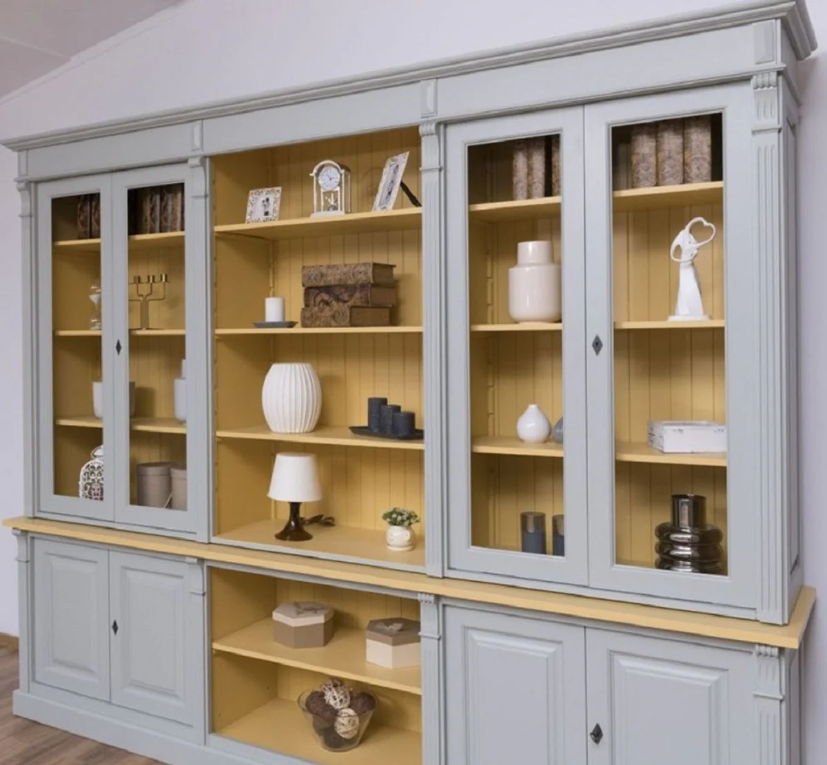 Landhausstil Wohnzimmerschrank Grau / Gelb 286 x 51 x H. 228 cm - Massivholz Schrank - Bücherschrank - Regalschrank - Landhausstil Möbel