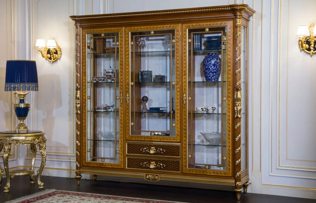 Luxus Barock Vitrine Hellbraun / Braun / Gold 239 x 57 x H. 221 cm - Prunkvoller Massivholz Vitrinenschrank mit 3 Glastüren - Hotel Restaurant Schloss Möbel - Luxus Qualität - Made in Italy