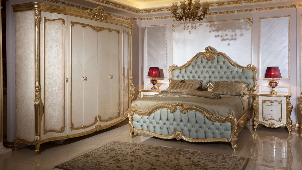 Luxus Barock Schlafzimmer Set Hellblau / Weiß / Beige / Gold - 1 Doppelbett mit Kopfteil & 2 Nachtkommoden - Schlafzimmer Möbel im Barockstil - Edel & Prunkvoll